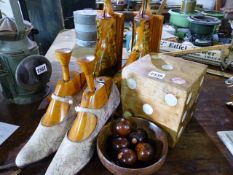 A GROUP OF VINTAGE AND LATER TREEN ARTICLES TO INCLUDE TWO PAIRS OF SHOE TREES, A MOTHER OF PEARL