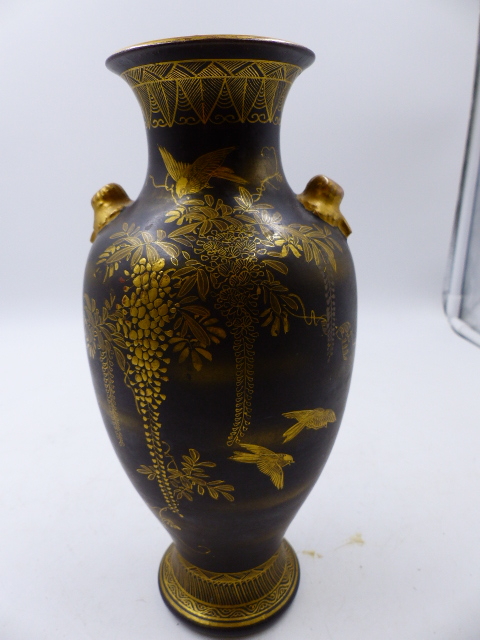 A JAPANESE SATSUMA BALUSTER VASE BY YAKI HODODA WITH GILT BIRD AND WISTERIA DECORATION SIGNED IN - Image 2 of 5