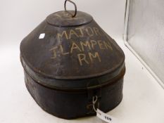 A ROYAL MARINE OFFICER'S TROPICAL HELMET AND TIN WITH ENAMELLED HELMET PLATE, THE TIN MARKED MAJOR