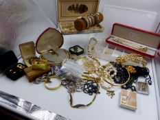 A MIXED LOT OF VINTAGE AND MODERN COSTUME JEWELLERY.