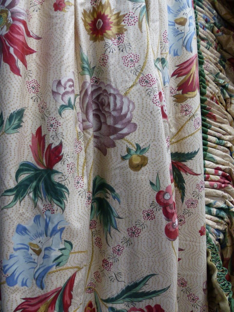 A PAIR OF BESPOKE FLORAL LINED AND INTERLINED DRAPES/CURTAINS WITH ASSOCIATED VALANCE.