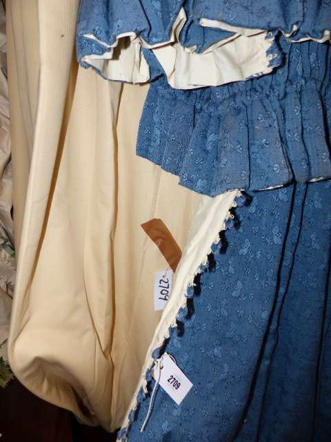 TWO PAIRS OF BESPOKE DRAPES/CURTAINS, ONE LINED PAIR IN BLUE LINEN WITH FLORAL PATTERN TOGETHER WITH - Image 3 of 5