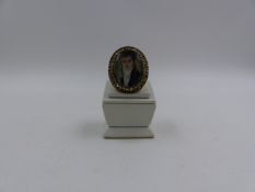 AN ANTIQUE GEORGIAN PAINTED PORTRAIT MINIATURE MOURNING RING. THE OVAL FINELY HAND PAINTED