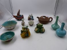 A GROUP OF ORIENTAL CERAMICS TO INCLUDE CHINESE FAMILLE ROSE BOWLS. FIGURAL GROUPS, VASES, A YI XING