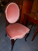 A PAIR OF ANTIQUE CARVED MAHOGANY FRENCH HEPPLEWHITE STYLE SALON CHAIRS WITH OVAL BACKS AND SCROLL