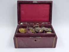 A LEATHER JEWELLERY BOX CONTAINING A GOOD SELECTION OF VINTAGE AND LATER JEWELLERY TO INCLUDE A