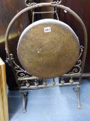 A LARGE ANTIQUE BRASS GONG.