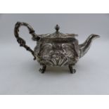 A SILVER HALLMARKED GEORGIAN EMBOSSED TEAPOT, DATED 1827 LONDON, APPROXIMATE WEIGHT 504grms.