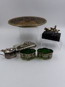 A SILVER HALLMARKED COIN PURSE, TOGETHER WITH A THREE PART SILVER CONDIMENT SET WITH GREEN GLASS