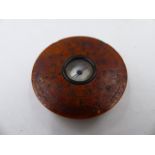 AN UNUSUAL SMALL ORIENTAL LACQUER CASED POCKET COMPASS. Dia.5cms.