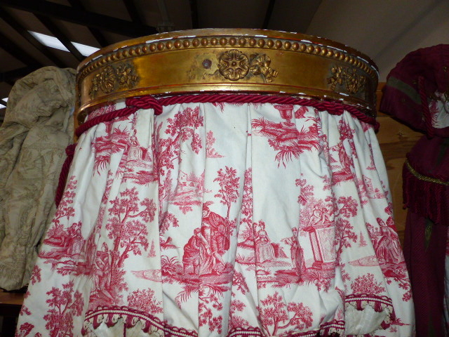 A CARVED GILTWOOD FRENCH STYLE CORONA HUNG WITH A PAIR OF RED TOILE DE JOUY PATTERN CURTAINS/ - Image 2 of 5