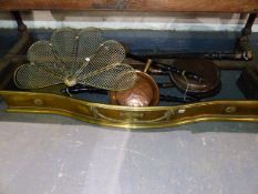 AN EDWARDIAN REGENCY STYLE BRASS FENDER AND VARIOUS WARMING PANS,ETC.