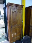 AN ANTIQUE CARVED FRUITWOOD FRENCH PROVINCIAL TALL CUPBOARD WITH MOULDED CORNICE. THE DOOR WITH