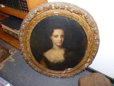 18 th.C.ENGLISH SCHOOL. AN OVAL PORTRAIT OF A LADY, OIL ON CANVAS IN CARVED GILTWOOD FRAME. 70 x