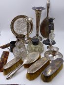 A SELECTION OF VARIOUS SILVER ITEMS TO INCLUDE A TWO HAMMERED BUD VASES, A HINGED INKWELL BEARING