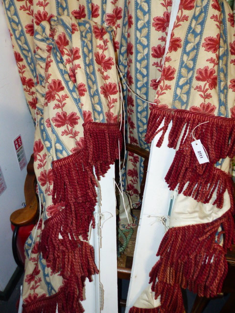 TWO PAIRS OF BESPOKE STRIPED LEAF PATTERN LINED AND INTERLINED DRAPES/CURTAINS WITH ASSOCIATED - Image 4 of 4