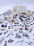 A VARIED SELECTION OF SILVER AND OTHER JEWELLERY TO INCLUDE HARD STONE CARVED SCARAB EXAMPLES,