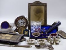 A COLLECTION OF HALLMARKED SILVER AND PLATED WARE TO INCLUDE A SET OF SIX SILVER APOSTLE SPOONS