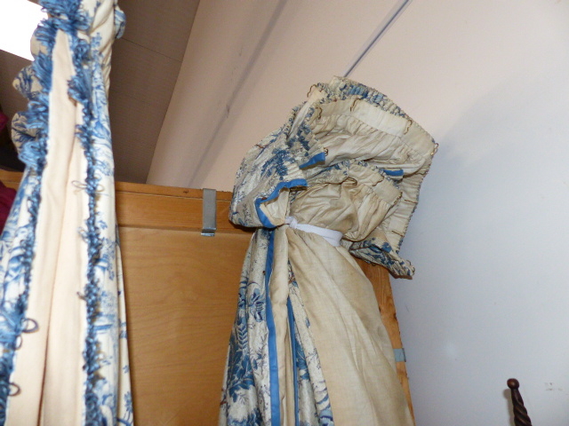 THREE PAIRS OF BESPOKE BLUE PATTERN LINED CURTAINS/ DRAPES, ONE OF TOILE DE JOUY DESIGN TOGETHER - Image 2 of 5