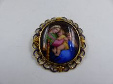 A PAINTED MINIATURE SCENE AFTER BOTTICELLI OF MADONNA AND CHILD MOUNTED IN PRECIOUS YELLOW METAL