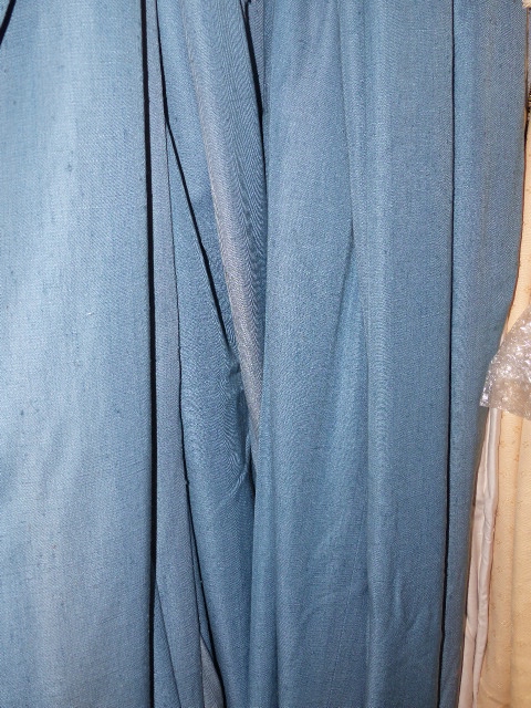 TWO PAIRS OF BESPOKE BLUE LINEN LINED AND INTERLINED DRAPES/CURTAINS WITH ASSOCIATED PELMETS.