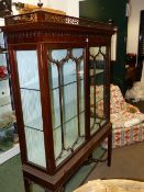 A CARVED MAHOGANY CHINESE CHIPPENDALE STYLE DISPLAY CABINET WITH PIERCED PEDIMENT AND GLASS SHELVES.