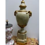 A PAIR OF CLASSICAL STYLE URN FORM LAMP BASES WITH GILT DETAIL AND RAMS MASK HANDLES. OVERALL H.