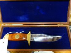 A GOOD QUALITY AMERICAN HAND MADE PRESENTATION HUNTING KNIFE TOGETHER WITH A CASED PAIR OF AIR