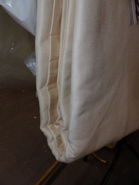 A COLLECTIVE LOT COMPRISING VARIOUS SILK, LINEN, MUSLIN AND OTHER DRAPES/CURTAINS AND BLINDS, MOSTLY - Image 5 of 9