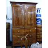 A GOOD QUALITY LATE GEORGIAN MAHOGANY LINEN PRESS.