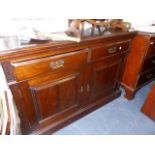 AN EDWARDIAN MAHOGANY SIDE CABINET.