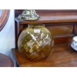 AN OIL LAMP AND A GILT FRAMED MIRROR.