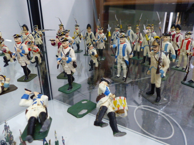 A LARGE COLLECTION OF GOOD HAND PAINTED DIE CAST MODEL MILITARY FIGURES. - Image 2 of 5