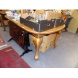 AN EARLY 20th.C.OAK EXTENDING DINING TABLE.