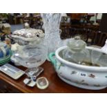 A QTY OF CHINA AND GLASSWARE.