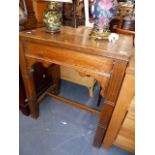 A SMALL OAK SIDE TABLE.