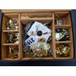 A SELECTION OF JEWELLERY TO INCLUDE CUFFLINKS, ETC ENCASED IN A LEATHER BOX SURMOUNTED WITH A