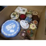 A COLLECTION OF TRINKET BOXES TO INCLUDE WEDGEWOOD, HARDSTONE, ETC.