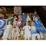 A QTY OF ANTIQUE AND LATER DOLLS.