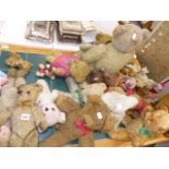 A COLLECTION OF VINTAGE TEDDY BEARS.