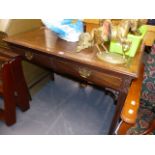 AN EDWARDIAN MAHOGANY WRITING TABLE.