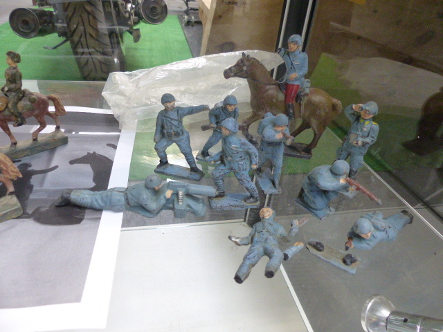 A LARGE COLLECTION OF GOOD HAND PAINTED DIE CAST MODEL MILITARY FIGURES. - Image 5 of 5