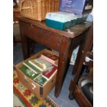 AN OAK SIDE TABLE.