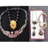 A SELECTION OF SILVER JEWELLERY TO INCLUDE A BILL SKINNER TIGER COSTUME NECKLACE.