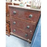 A SMALL PINE CHEST OF DRAWERS.