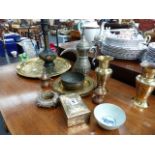 A QTY OF EASTERN COPPER BRASS AND WHITE METAL ITEMS.
