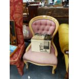 A VICTORIAN STYLE BUTTON BACK SIDE CHAIR.