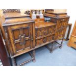 AN EARLY 20th.C.OAK SIDEBOARD.