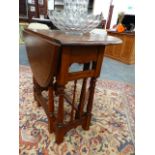 A SMALL OAK GATELEG SUPPER TABLE.