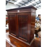 AN ARTS AND CRAFTS STYLE MAHOGANY TABLE CABINET.,